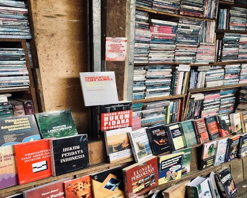 Suasana pagi hari dengan secangkir teh dan buku