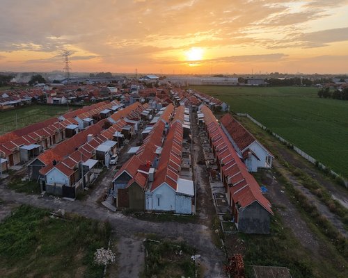 Suasana relaksasi di rumah pada malam hari